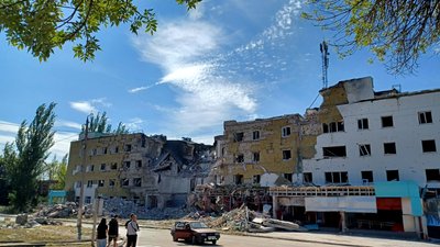"Все летіло на мене. Досі трясе". Миколаївка після удару РФ по готелю: руйнування та свідчення містян "Все летіло на мене. Досі трясе". Миколаївка після удару РФ по готелю: руйнування та свідчення містян
