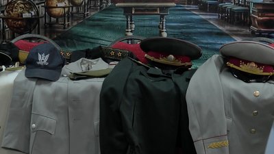Понад 2 тисячі експонатів військової форми зібрав кременчуківець Роман Пацовський Понад 2 тисячі експонатів військової форми зібрав кременчуківець Роман Пацовський