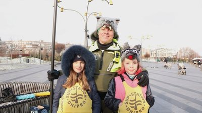 Костюм вовка, Барбі та човен-дракон. Як у Дніпрі пройшов костюмований карнавал на воді Костюм вовка, Барбі та човен-дракон. Як у Дніпрі пройшов костюмований карнавал на воді