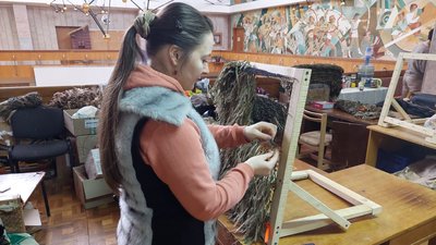 В Ужгороді не вистачає волонтерів для плетіння маскувальних сіток для військових В Ужгороді не вистачає волонтерів для плетіння маскувальних сіток для військових