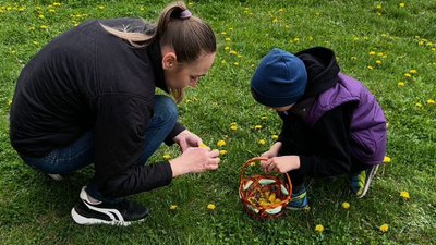 Семирічний Богдан з мамою Катериною збирають кульбаби для варення