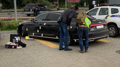 Під Києвом обстріляли авто першого помічника президента Шефіра, поранений водій. Що відомо Під Києвом обстріляли авто першого помічника президента Шефіра, поранений водій. Що відомо