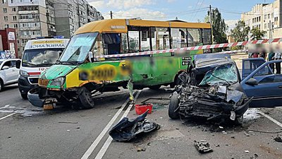 У Сумах зіткнулись маршрутка та легковик: водії у лікарні, пасажирів не було (ФОТО)