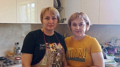 Волонтерки одного з селищ Житомирщини готують паски на благодійний ярмарок і для військових Волонтерки одного з селищ Житомирщини готують паски на благодійний ярмарок і для військових