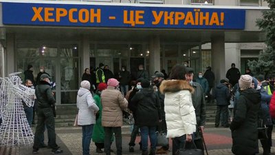 Херсонці вийшли на пікет: вимагають відновити роботу ліфтів Херсонці вийшли на пікет: вимагають відновити роботу ліфтів