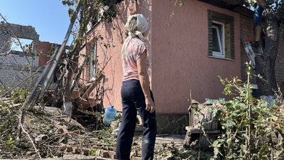 Світлана Городова дивиться на свій будинок, пошкоджений ракетним ударом РФ