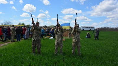 У Петрівській громаді поховали батька з сином, які загинули у бою на Херсонщині У Петрівській громаді поховали батька з сином, які загинули у бою на Херсонщині