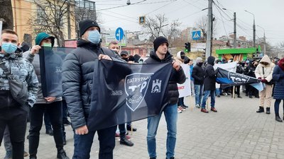 Пікет під тернопільським судом: розглядають справу патрульних через службових повноважень Пікет під тернопільським судом: розглядають справу патрульних через службових повноважень