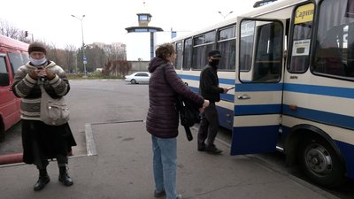 Перший день додаткових обмежень: що кажуть водії та пасажири на Рівненщині