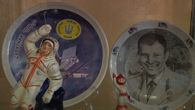 У Житомирі колекціонер Юрій Шевела організував виставку рідкісних експонатів на космічну тематику У Житомирі колекціонер Юрій Шевела організував виставку рідкісних експонатів на космічну тематику
