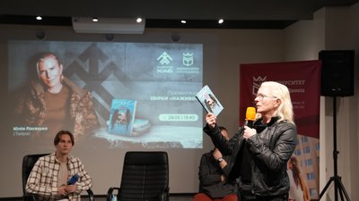 "Слово — найстрашніша зброя у світі". У Франківську "Тайра" презентувала збірку поезій "Наживо"