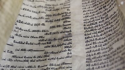 У музеї на Тернопільщині представили рукописну Тору У музеї на Тернопільщині представили рукописну Тору