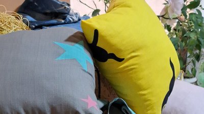 Багатодітна житомирянка шиє подушки для військових на передову