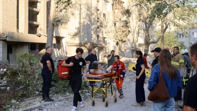 Медики на ношах везуть пораненого чоловіка