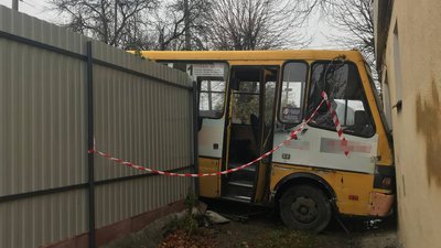 Водій луцької маршрутки, який в'їхала в житловий будинок, працював перший день