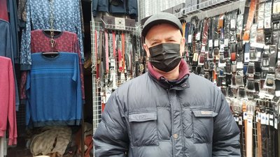 "Кажуть одягнути маску". Як підприємці Калинівського ринку працюють попри карантин "Кажуть одягнути маску". Як підприємці Калинівського ринку працюють попри карантин