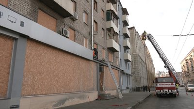 У Харкові відновили під'їзд будинку на Кооперативній, в який торік влітку влучила російська ракета У Харкові відновили під'їзд будинку на Кооперативній, в який торік влітку влучила російська ракета