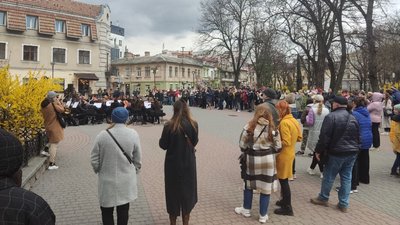 Збирали гроші для ЗСУ. У середмісті Франківська зіграв академічний симфонічний оркестр Збирали гроші для ЗСУ. У середмісті Франківська зіграв академічний симфонічний оркестр
