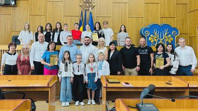 За місяць школярі зібрали понад 120 кубометрів вторинної сировини: в Ужгороді відзначили переможців екоакції