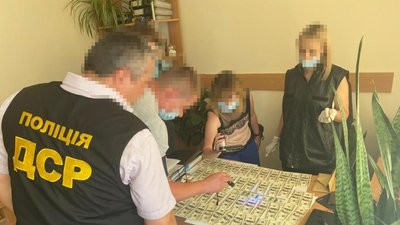 Чиновницю затримали при одержанні неправомірної вигоди у сумі 5 тисяч доларів. Фото: Національна поліція. Чиновницю затримали при одержанні неправомірної вигоди у сумі 5 тисяч доларів. Фото: Національна поліція.