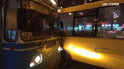 У Сумах зіштовхнулись маршрутка та тролейбус