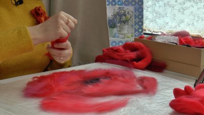 Оксана Джумаєва виготовляє виріб із жерсті Оксана Джумаєва виготовляє виріб із жерсті