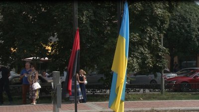 Синьо-жовтий та червоно-чорний прапори підняли на площі Петефі в Ужгороді