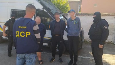 На Житомирщині судитимуть відеоблогерів: фільмували сценарії з побиттям і знущанням заради наживи На Житомирщині судитимуть відеоблогерів: фільмували сценарії з побиттям і знущанням заради наживи