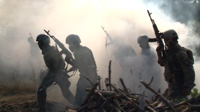 Навчають стріляти і виживати: у Черкасах діє табір для юних морпіхів