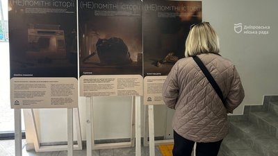 У Дніпрі показали фотовиставку "(Не)помітні історії", присвячену жертвам війни з Росією У Дніпрі показали фотовиставку "(Не)помітні історії", присвячену жертвам війни з Росією