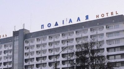 У Хмельницькому з 9 поверху готелю випав військовий
