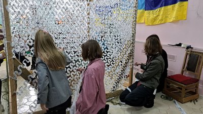 "Нескорені україночки": ліцеїсти у Житомирі плетуть маскувальні сітки для ЗСУ