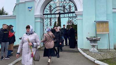 Біля Успенського собору на Волині відбулася акція протесту проти УПЦ МП Біля Успенського собору на Волині відбулася акція протесту проти УПЦ МП