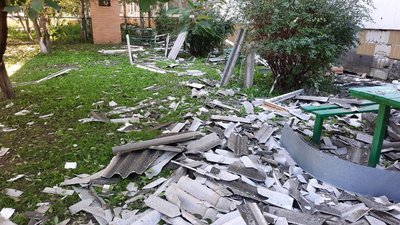 Вирва в подвір'ї лікарні: показали наслідки влучання російської ракети на Черкащині Вирва в подвір'ї лікарні: показали наслідки влучання російської ракети на Черкащині