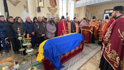 На Тернопільщині попрощалися із військовослужбовцем Олегом Юрчиком На Тернопільщині попрощалися із військовослужбовцем Олегом Юрчиком