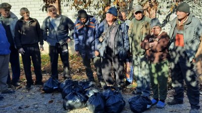 Волонтери з Миколаєва привезли до деокупованої Чорнобаївки гуманітарну допомогу Волонтери з Миколаєва привезли до деокупованої Чорнобаївки гуманітарну допомогу