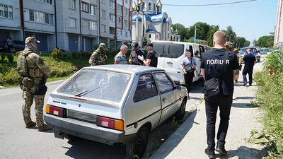 Під час затримання організатора та спільника зі збуту зброї Під час затримання організатора та спільника зі збуту зброї