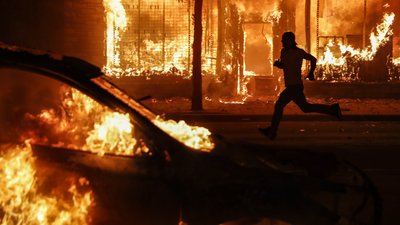 У США підпалюють авто і відділки поліції після загибелі афроамериканця