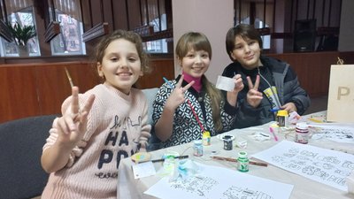 "Щоб вони скоріше перемагали": у Полтаві діти виготовляли новорічні іграшки для військових "Щоб вони скоріше перемагали": у Полтаві діти виготовляли новорічні іграшки для військових