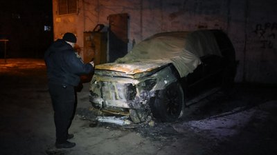 Двом жителям Запоріжжя повідомили про підозру у підпалі авто військовослужбовця