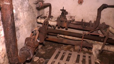 "Як з відра лило". У Франківську жителі багатоповерхівки два роки чекають на заміну мереж у підвалі