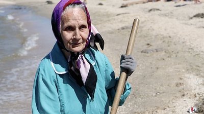 "Щоб людям було добре", - мешканка Бердянська безкоштовно прибирає на пляжі