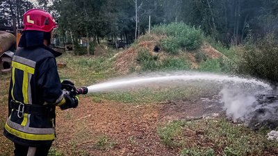 Надзвичайники ліквідовують пожежу на Хмельниччині