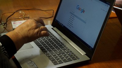 У Миколаївці, що на Донеччині, літніх людей вчать комп'ютерної грамотності У Миколаївці, що на Донеччині, літніх людей вчать комп'ютерної грамотності