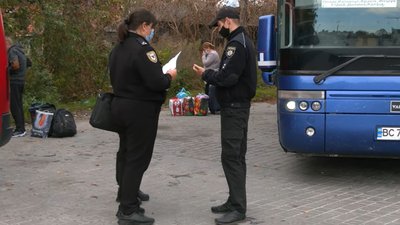На міжобласних маршрутах патрульні поліцейські Франківщини виявили двох людей без COVID-документів