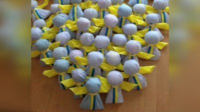 Дівчата з Миколаївщини виготовляють обереги для українських воїнів