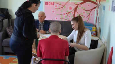 Викладачі медуніверситету обстежили дітей у "Домі милосердя"