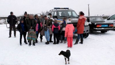 Сортують сміття: родини заробітчан з дітьми живуть на сміттєзвалищі у Херсоні Сортують сміття: родини заробітчан з дітьми живуть на сміттєзвалищі у Херсоні