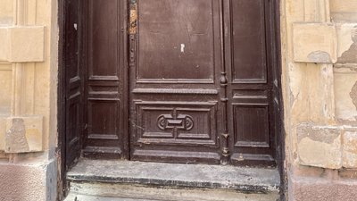 "Місто цього варте". У Чернівцях власники кафе відреставрували майже сторічні дерев'яні двері "Місто цього варте". У Чернівцях власники кафе відреставрували майже сторічні дерев'яні двері