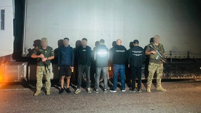 Військового знайшли у схованці вантажівки: на Одещині затримали водія з Молдови Військового знайшли у схованці вантажівки: на Одещині затримали водія з Молдови